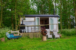 Cherry Tub in the Orchard. Cozy Getaway
